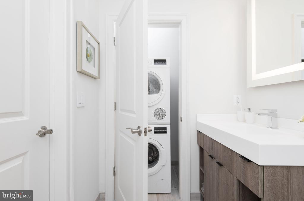 200 North 16th Street, Unit 2111 Philadelphia, PA 19102 - Photo 9 of 66 a bathroom with a sink a mirror and shower
