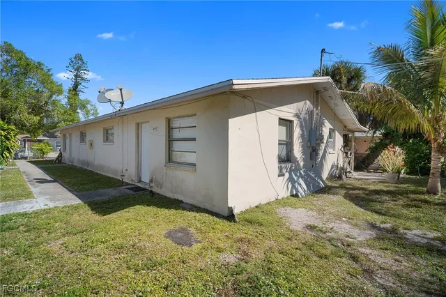$1,200 | 1706 Cypress Drive, Fort Myers, FL 33907