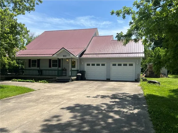 $215,000 | 303 High Street, Golden City, MO 64748