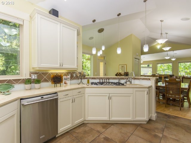 754 Southwest Cheltenham Street Portland, OR 97239 - Photo 12 of 32 Gallery Image 12