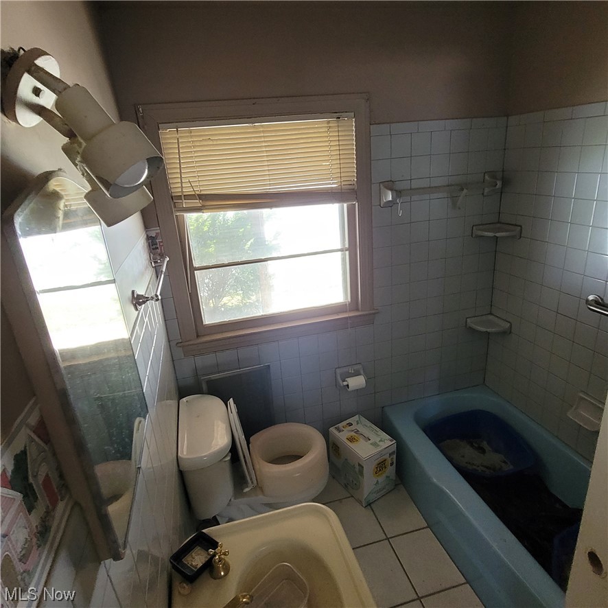 3312 Warren - Sharon Road Vienna, OH 44473 - Photo 10 of 14 Full bathroom featuring toilet, tile walls, tile flooring, tiled shower / bath, and sink