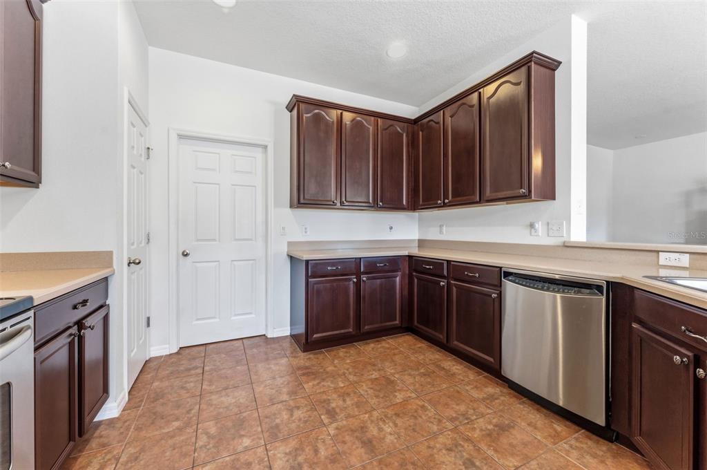 10257 Newminster Loop Ruskin, FL 33573 - Photo 13 of 52