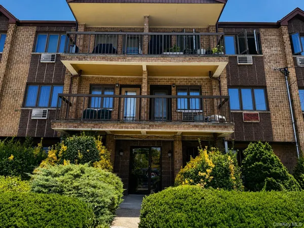 $450,000 | 64-17 72nd Street, Unit 1D | Middle Village