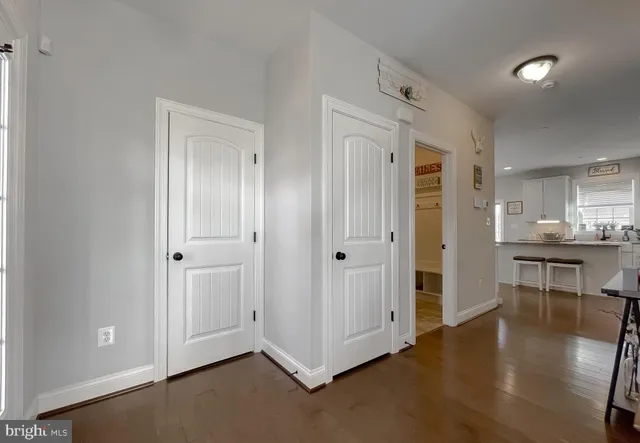 a view of entryway and livingroom with furniture