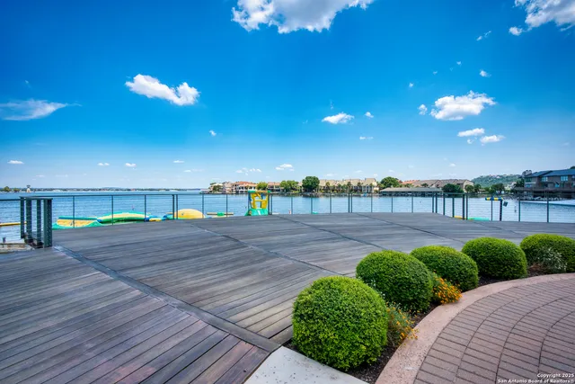 a bunch of flowers sitting in the middle of a building