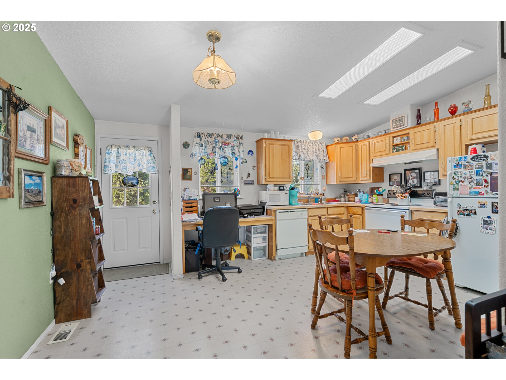 1675 Northwest 11th Street Hermiston, OR 97838 - Photo 19 of 33 a open dining room with stainless steel appliances kitchen island a table and chairs