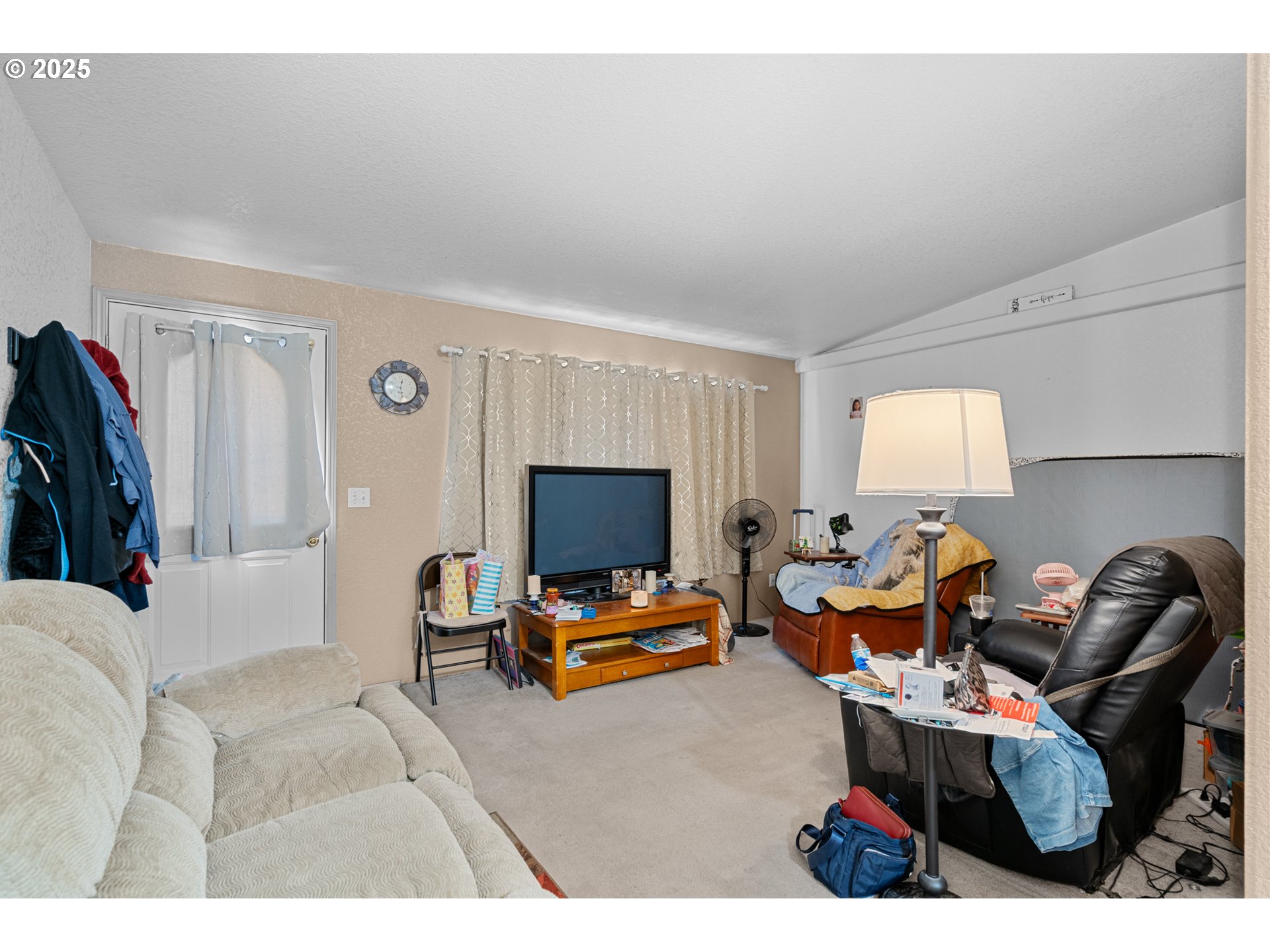 1675 Northwest 11th Street Hermiston, OR 97838 - Photo 27 of 33 a living room with furniture gym equipment and a flat screen tv
