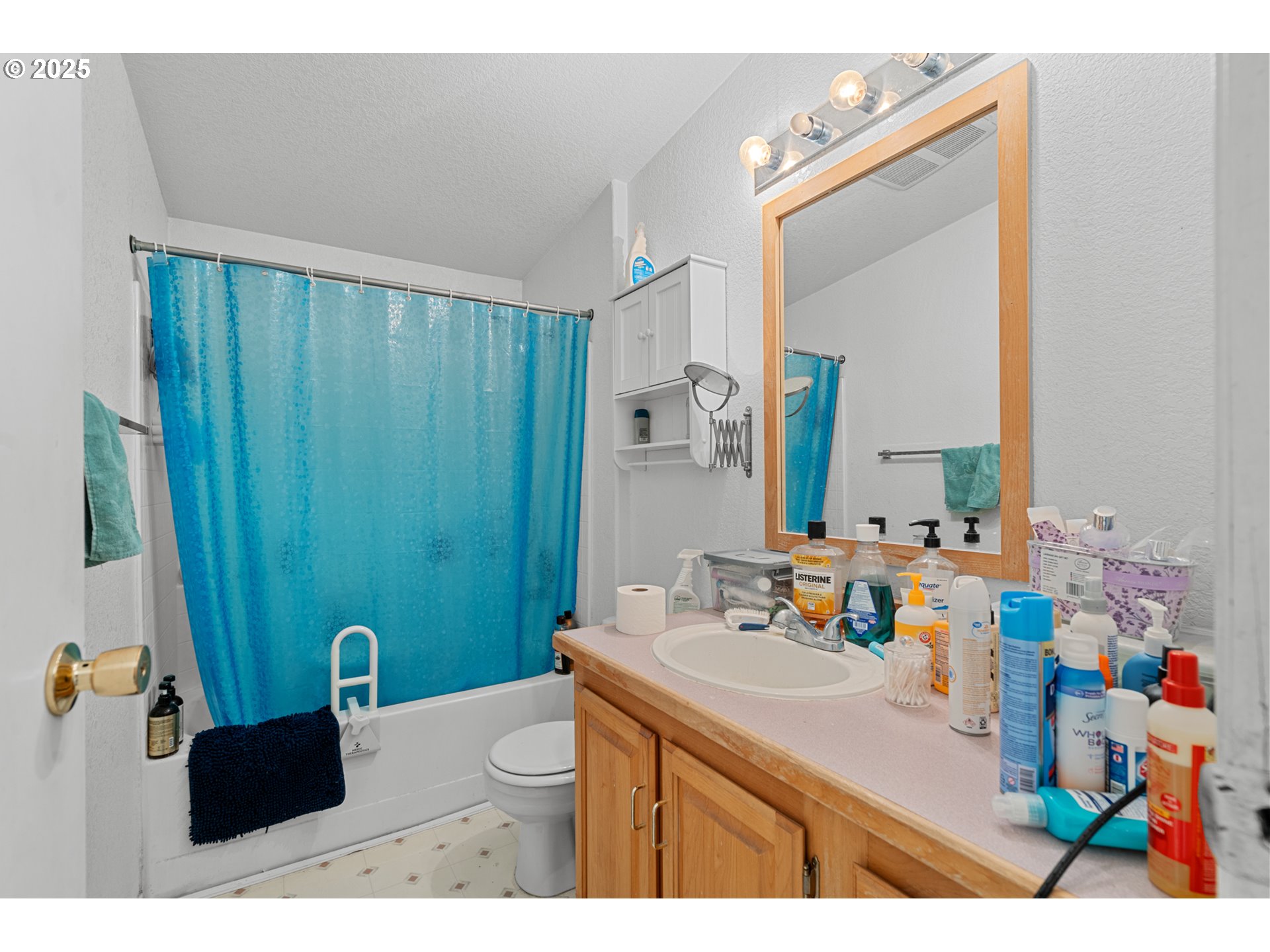 1675 Northwest 11th Street Hermiston, OR 97838 - Photo 31 of 33 a bathroom with a sink vanity tub and a mirror
