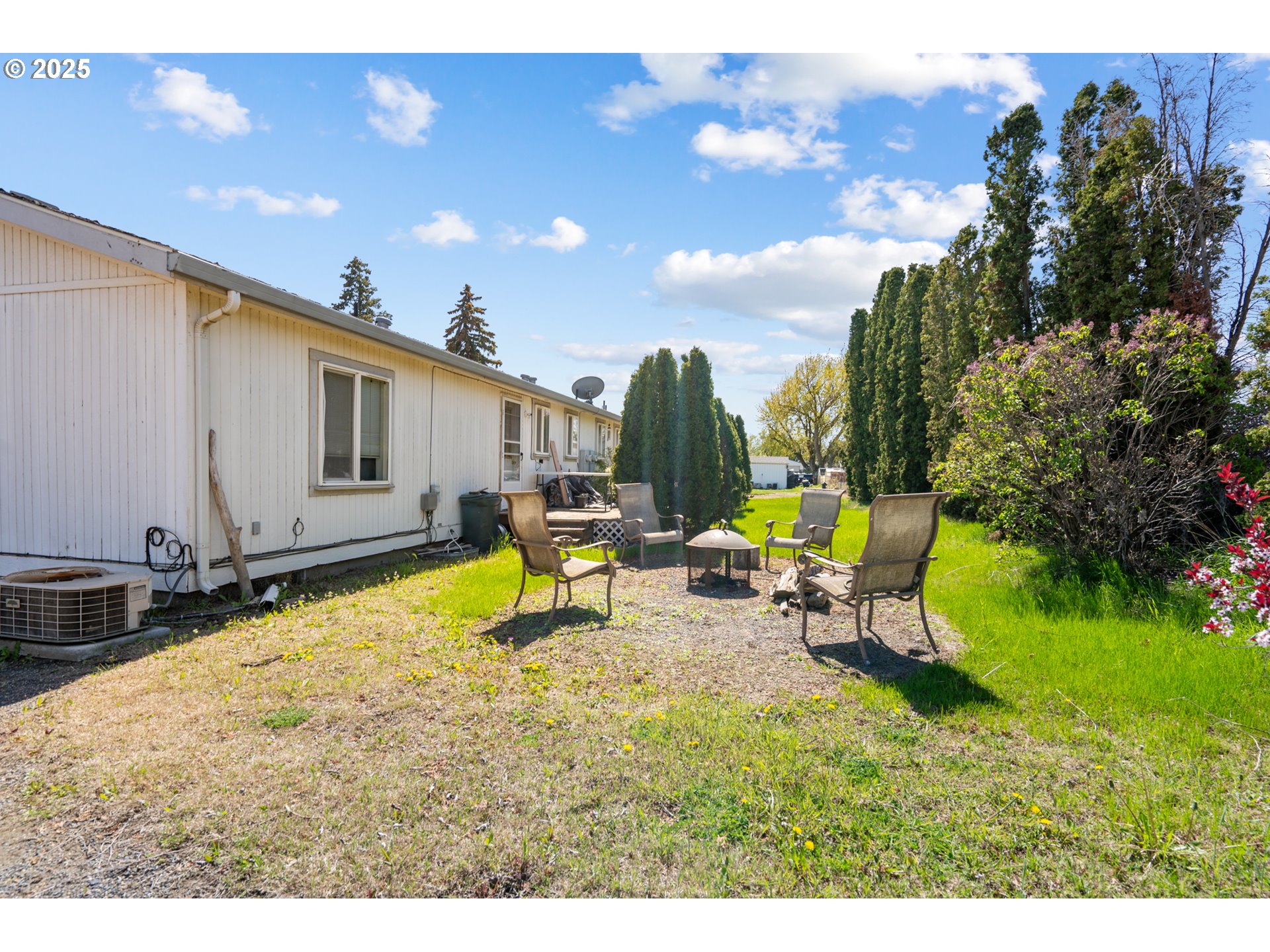 1675 Northwest 11th Street Hermiston, OR 97838 - Photo 33 of 33 a backyard of a house with table and chairs