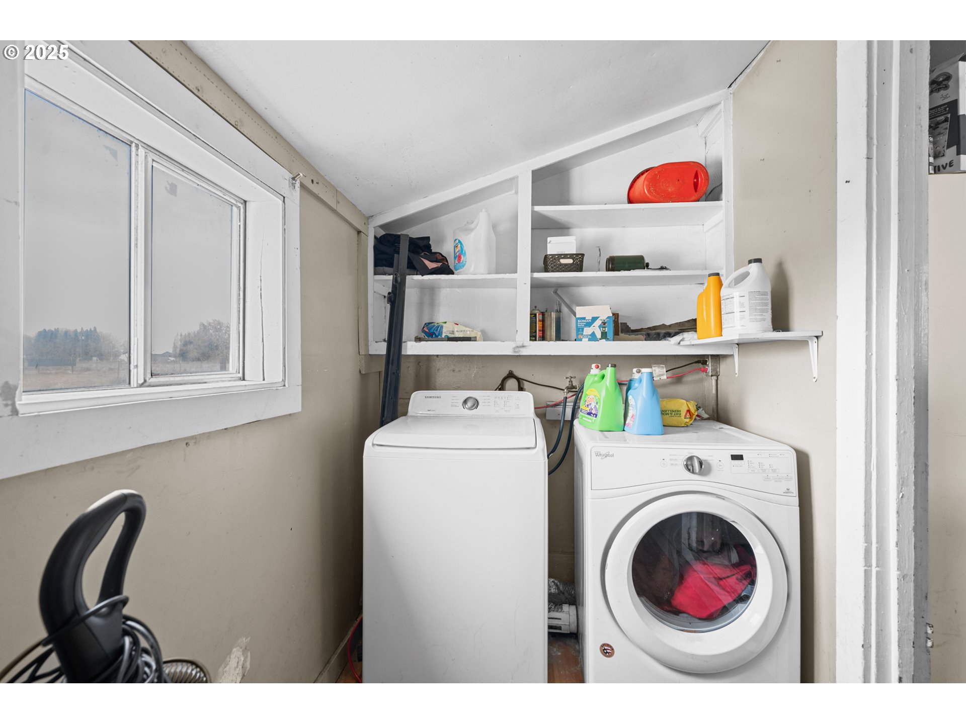 1675 Northwest 11th Street Hermiston, OR 97838 - Photo 6 of 33 a utility room with dryer and washer