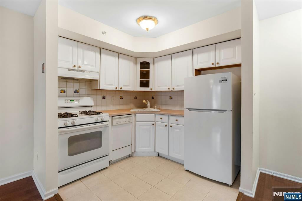 1419 Faulkner Court Mahwah, NJ 07430 - Photo 5 of 18 a kitchen with cabinets appliances and a counter