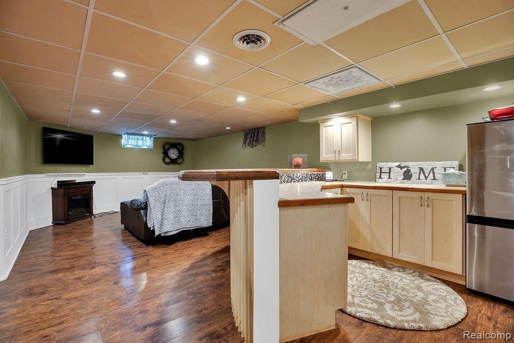 58400 Travis Road New Hudson, MI 48165 - Photo 32 of 36 Wet bar in basement