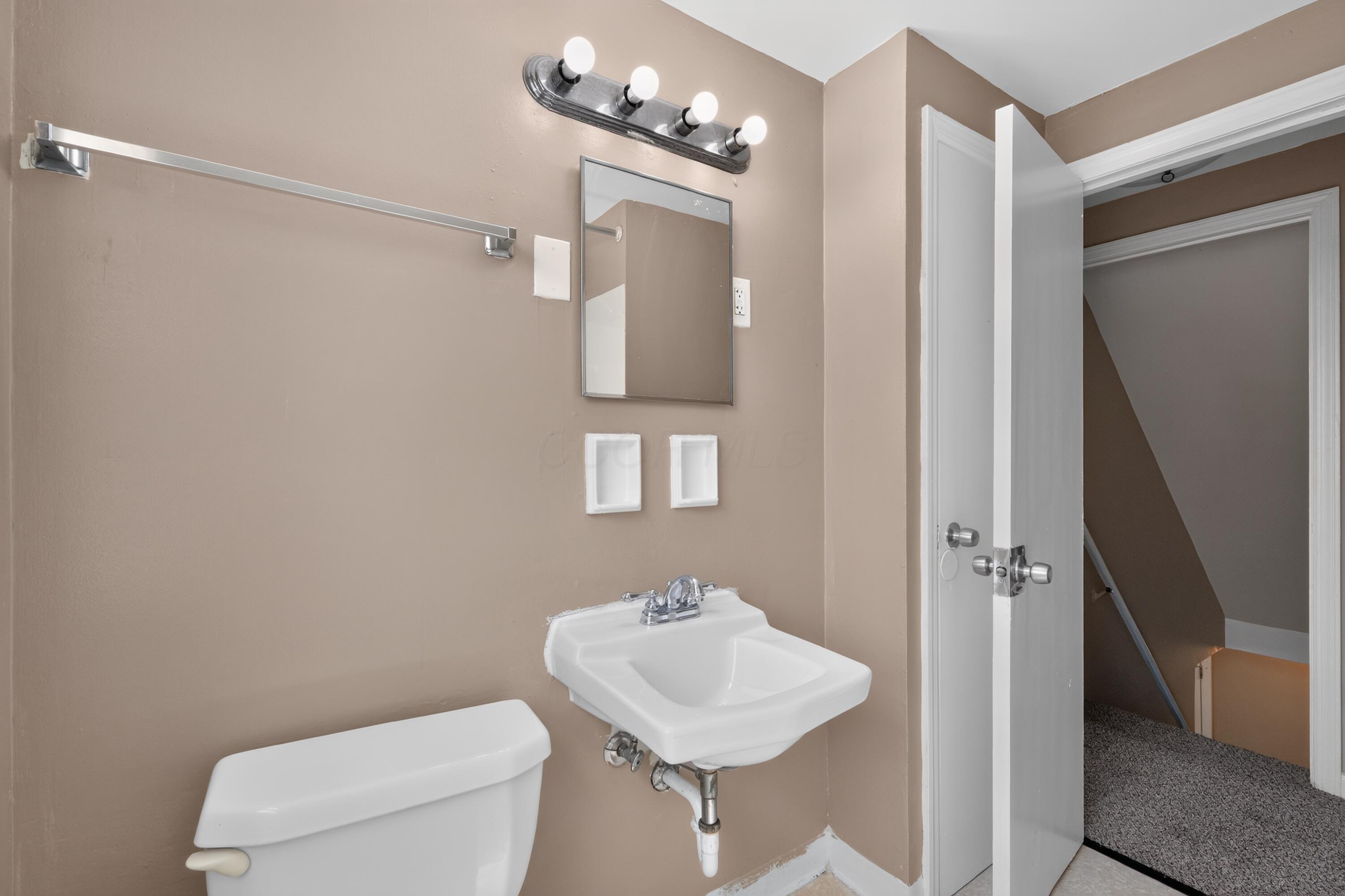 636 South Ashburton Road Columbus, OH 43213 - Photo 24 of 32 26_636_S_Ashburton_Rd-Bathroom-n-11