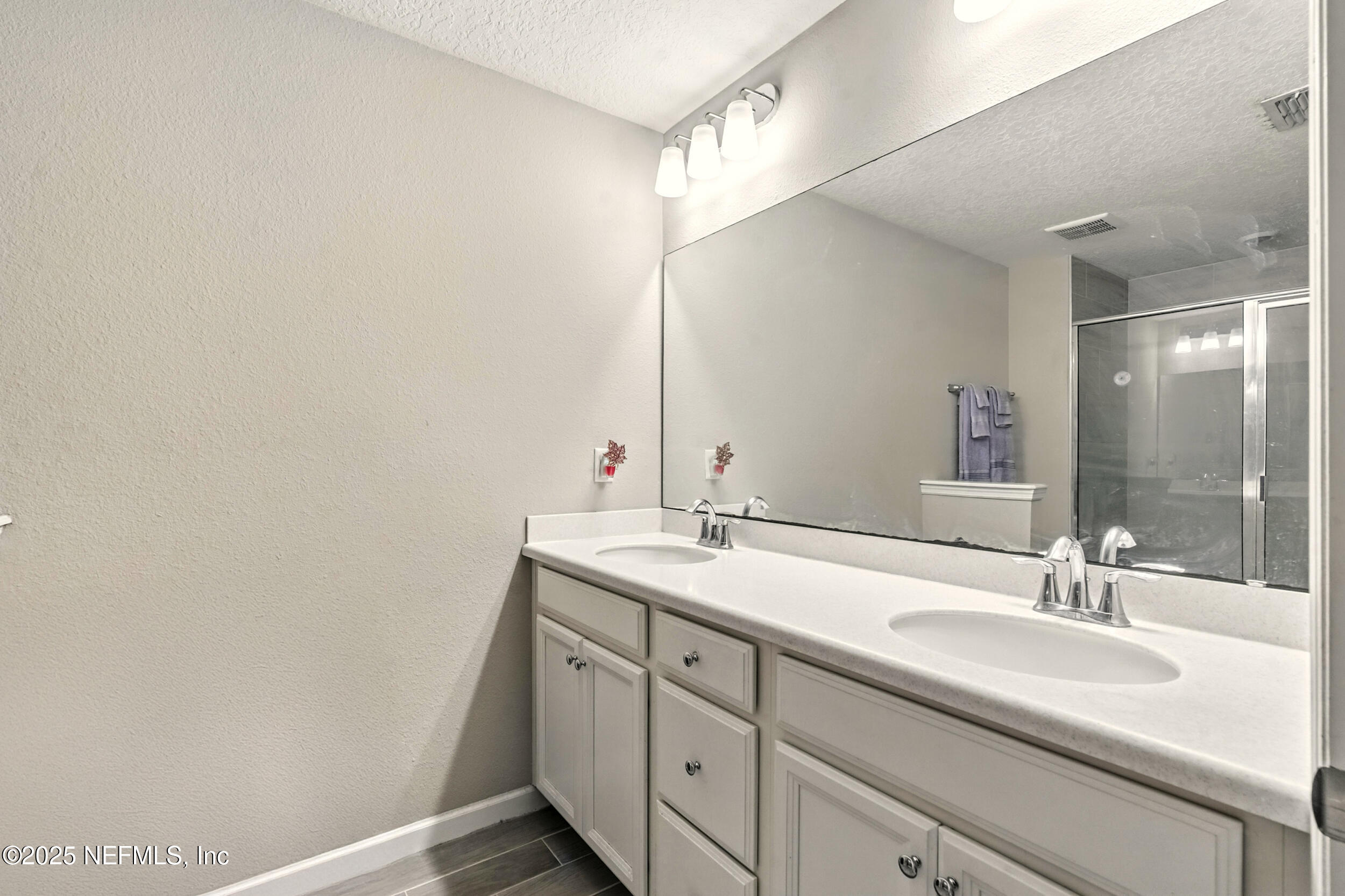 1330 Salt Ridge Avenue Jacksonville, FL 32218 - Photo 23 of 30 a bathroom with a sink and a mirror
