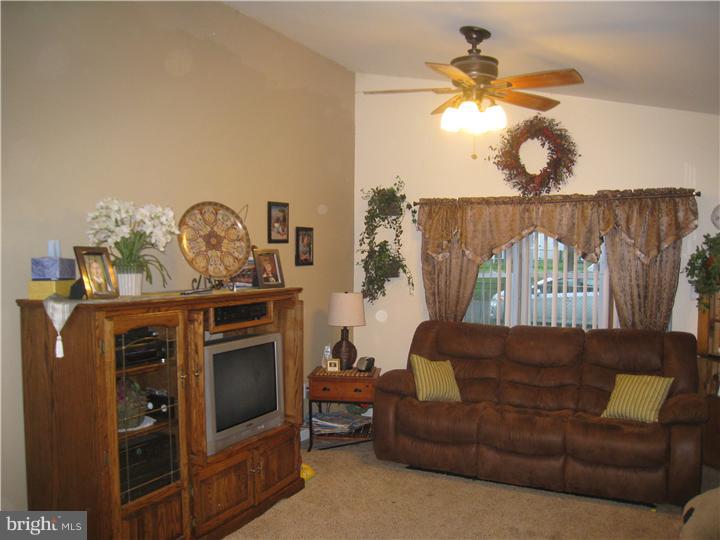 544 Estate Road Maple Shade, NJ 08052 - Photo 5 of 15 Living Room