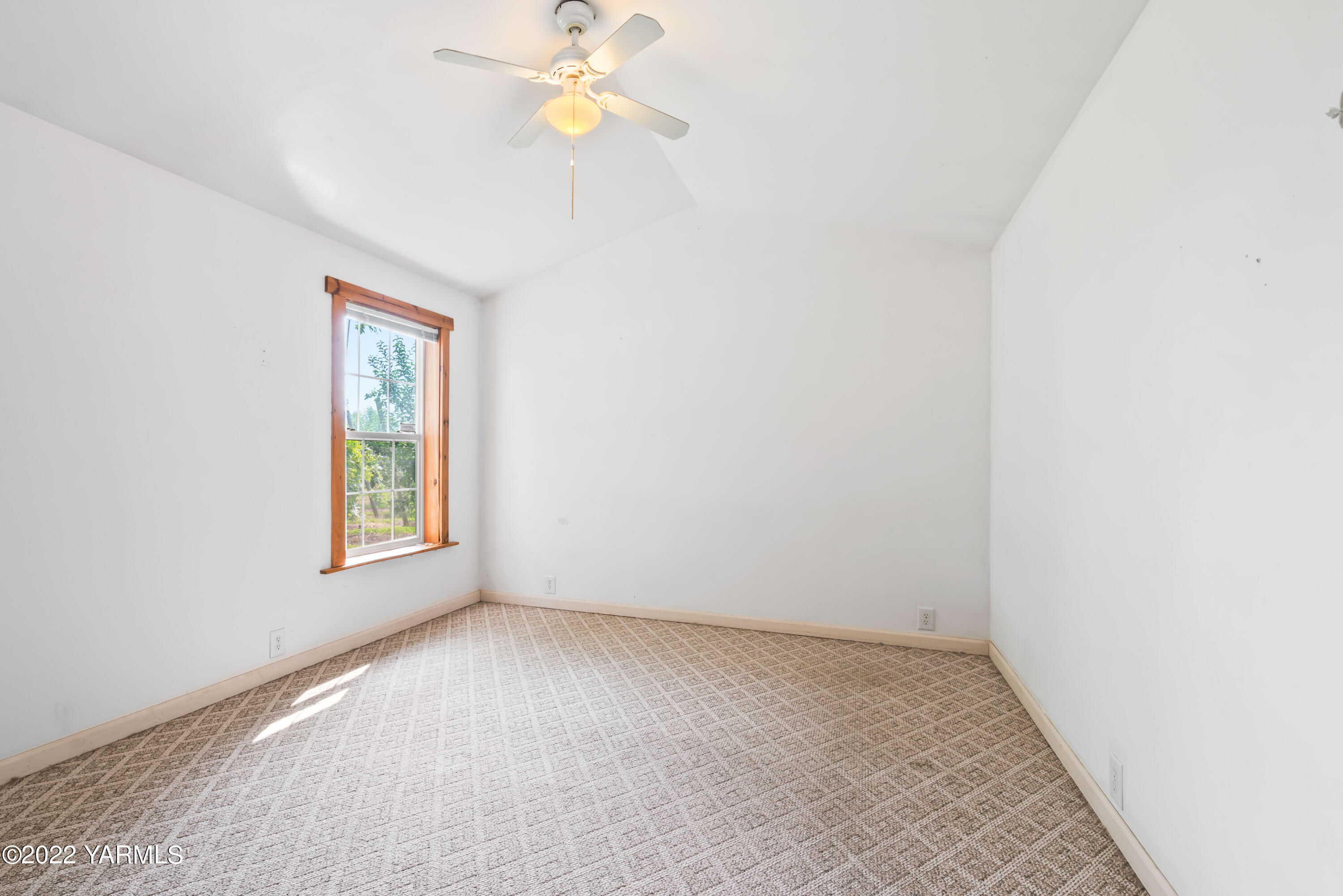 1461 Cook Road Yakima, WA 98908 - Photo 20 of 30 an empty room with windows and ceiling fan