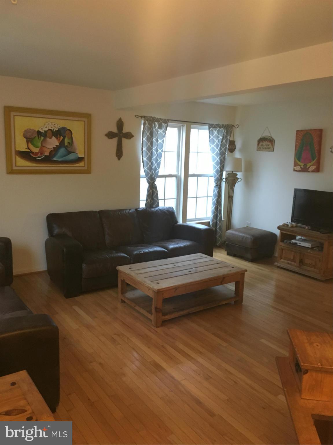 7635 Fairbrook Road Baltimore, MD 21244 - Photo 2 of 19 Living Room