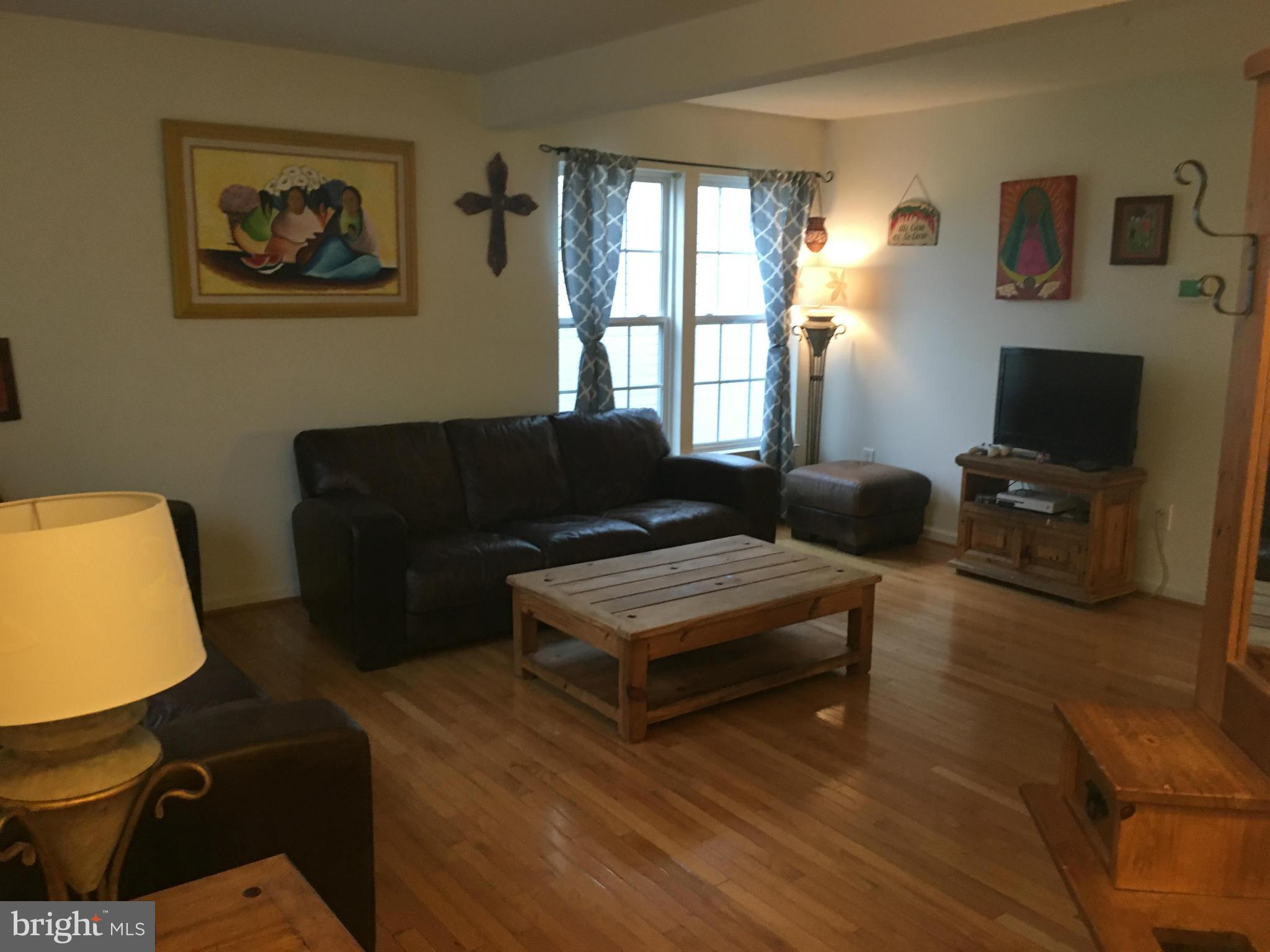 7635 Fairbrook Road Baltimore, MD 21244 - Photo 4 of 19 Living Room
