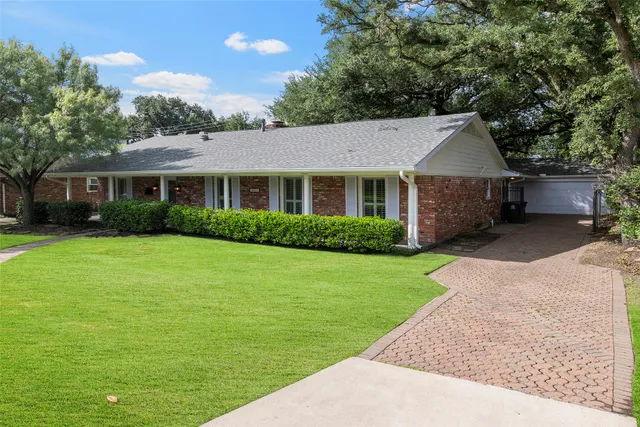 a view of outdoor space yard and front view of a house