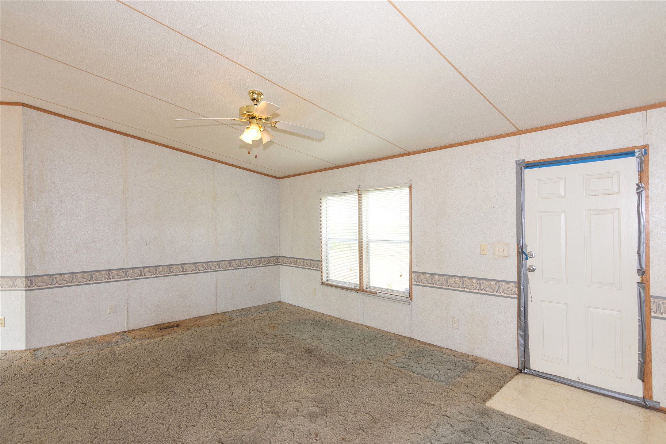 1 11209-tract Road Del Valle, TX 78617 - Photo 7 of 39 Living room with crown molding and ceiling fan