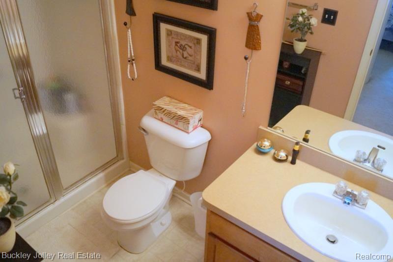 4094 Hampton Ridge Boulevard, Unit 53 Howell, MI 48843 - Photo 10 of 15 Master Bathroom