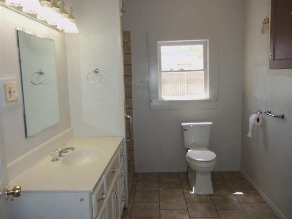307 Northeast 5th Street Hubbard, TX 76648 - Photo 16 of 40 hall bath with ceramic tile shower