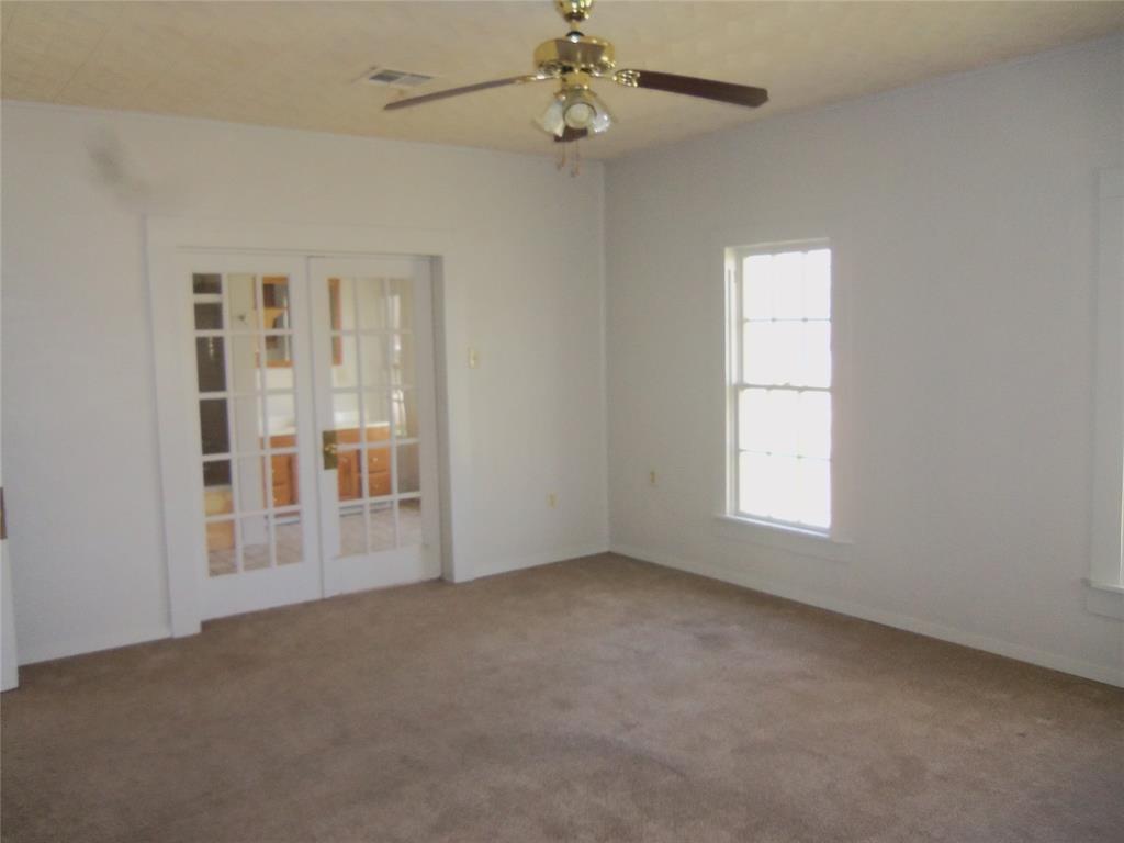 307 Northeast 5th Street Hubbard, TX 76648 - Photo 21 of 40 and full bathroom