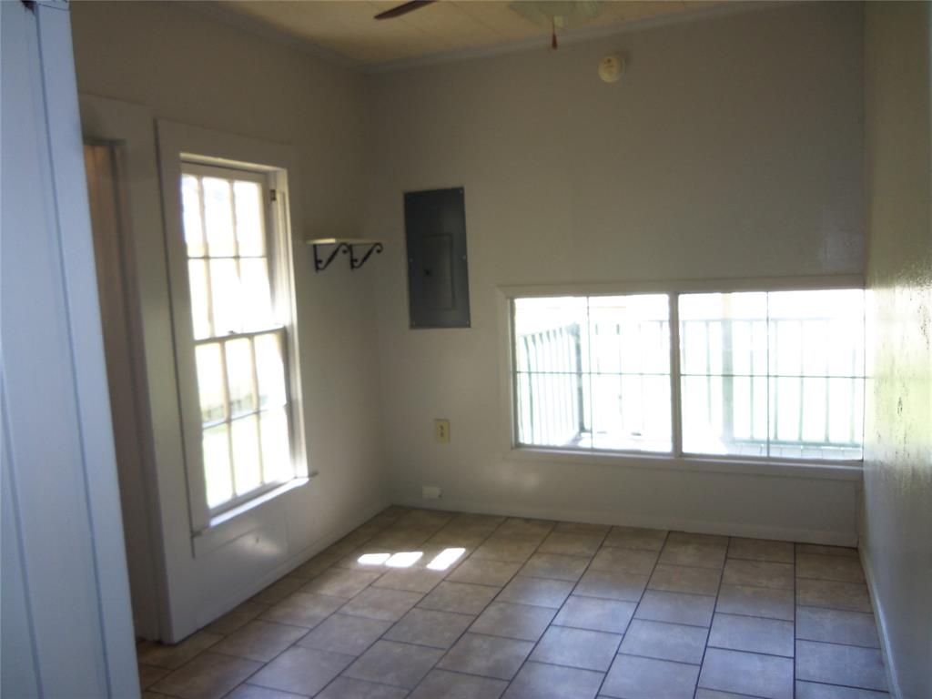 307 Northeast 5th Street Hubbard, TX 76648 - Photo 25 of 40 Breakfast nook on back of house