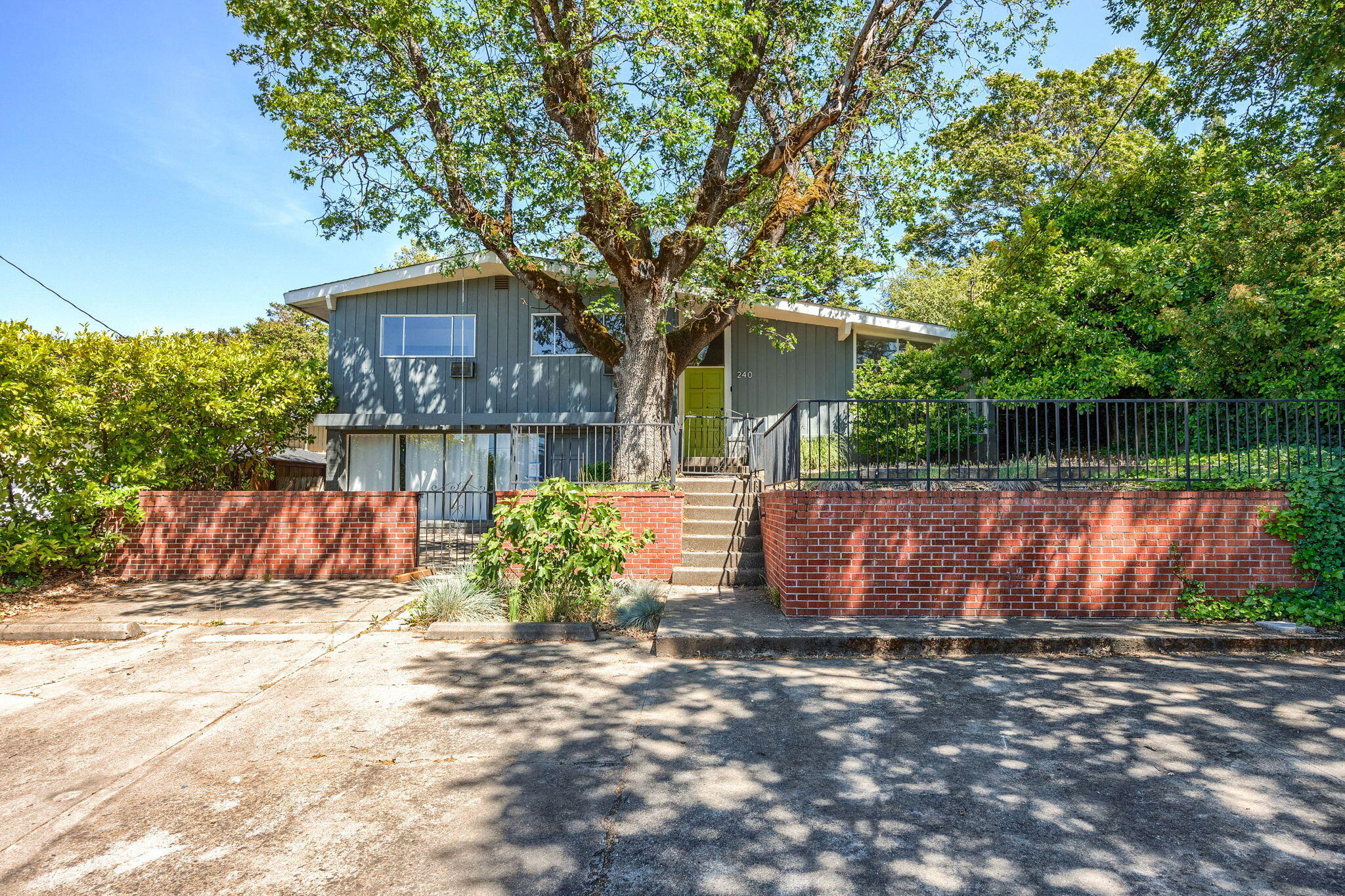 240 North Barneburg Road Medford, OR 97504 - Photo 4 of 44 4