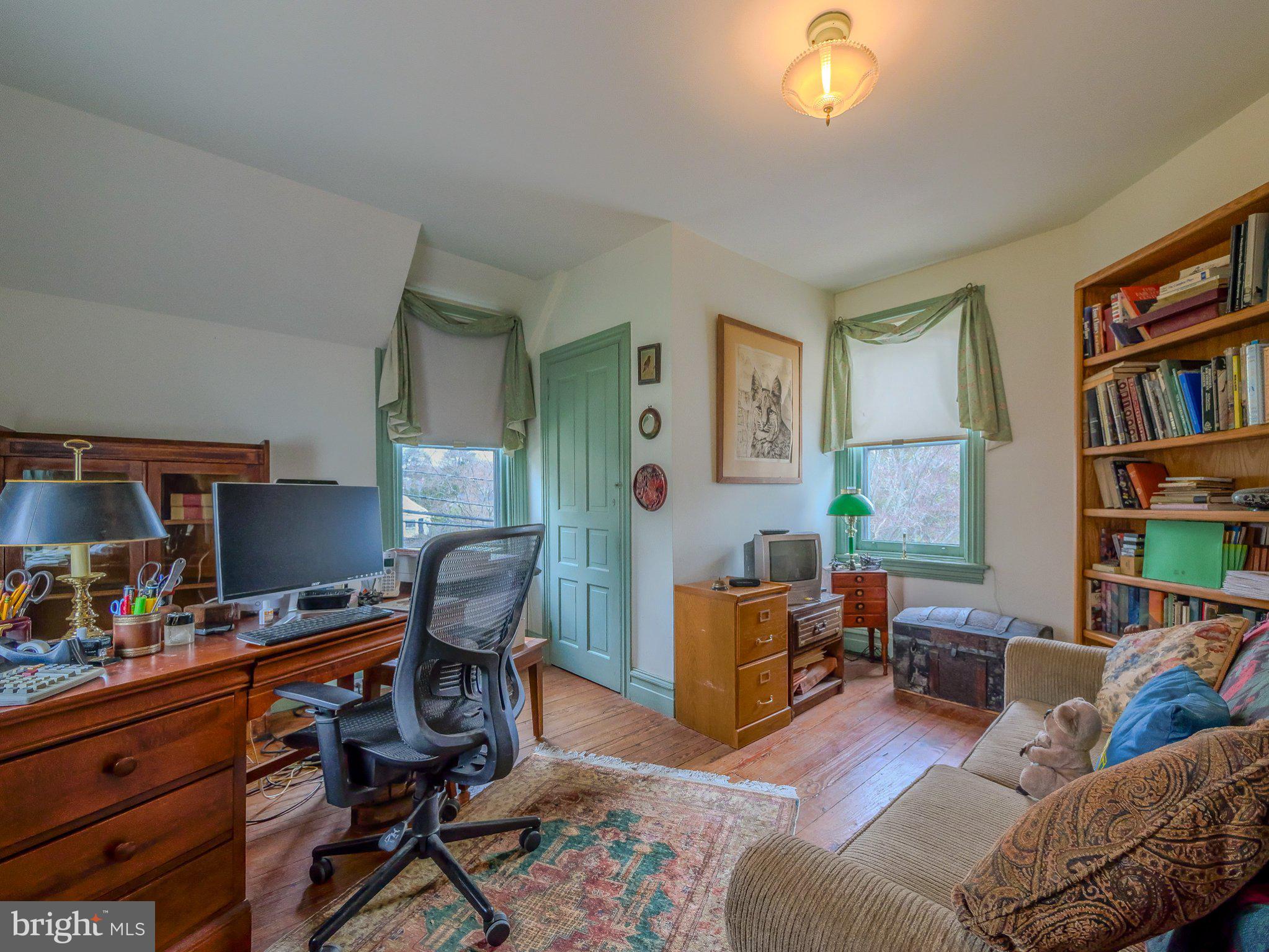 332 North Providence Road Wallingford, PA 19086 - Photo 31 of 48 a livingroom with workspace and a window