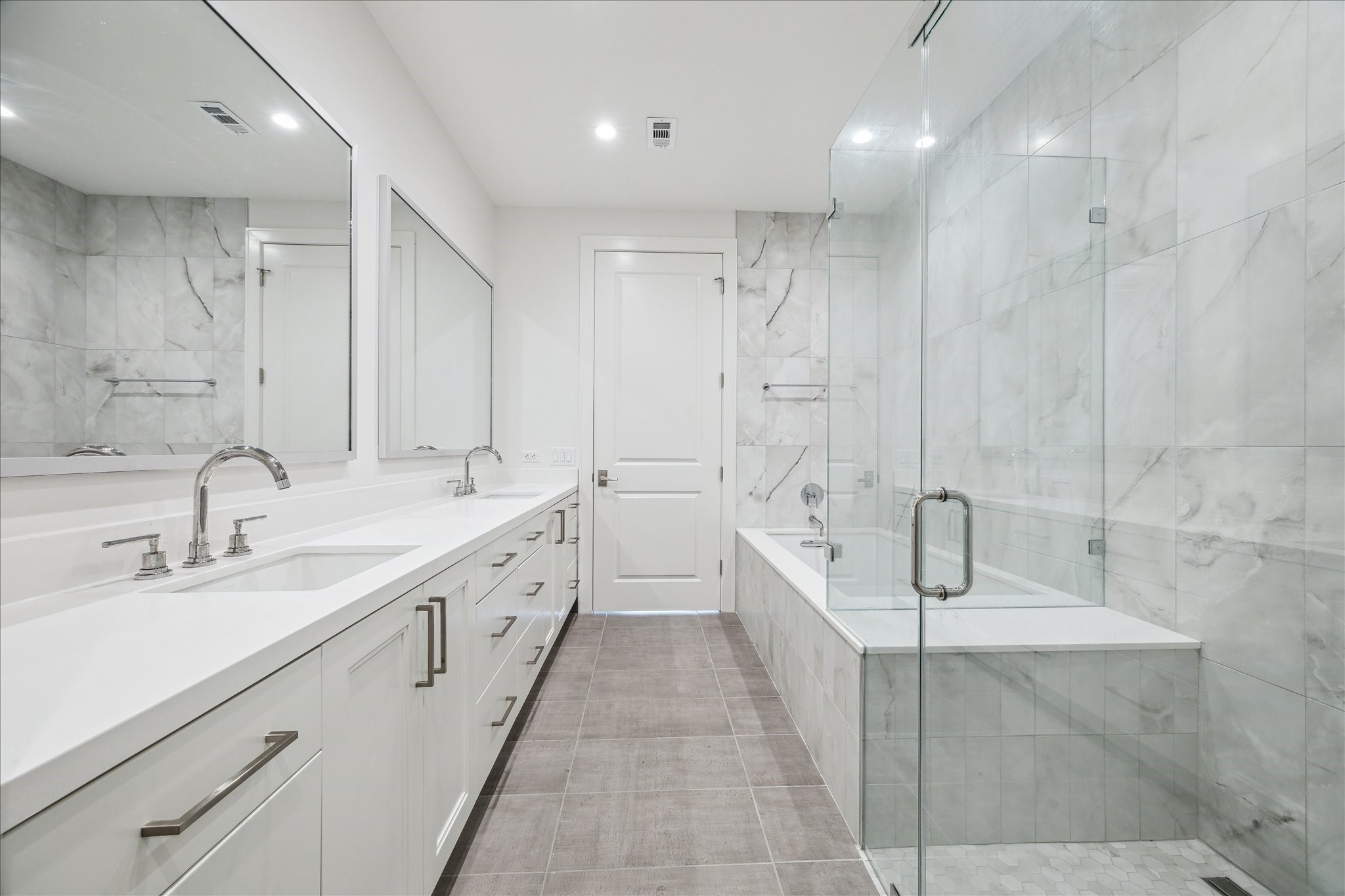5656 San Felipe Street, Unit 1203 Houston, TX 77056 - Photo 12 of 22 a spacious bathroom with a double vanity sink a mirror and a bathtub