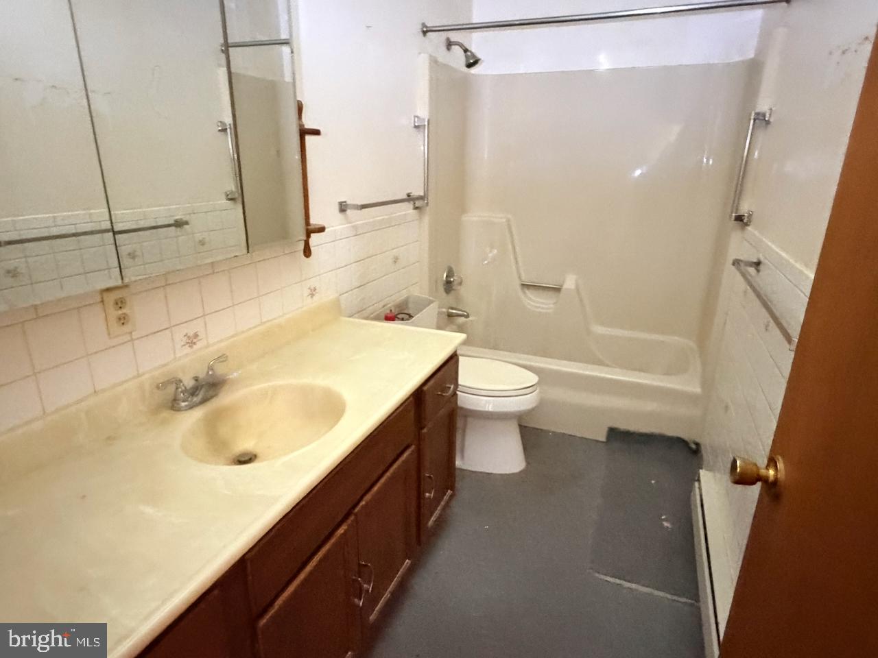 3804 St Lawrence Avenue Reading, PA 19606 - Photo 13 of 30 Full Bathroom