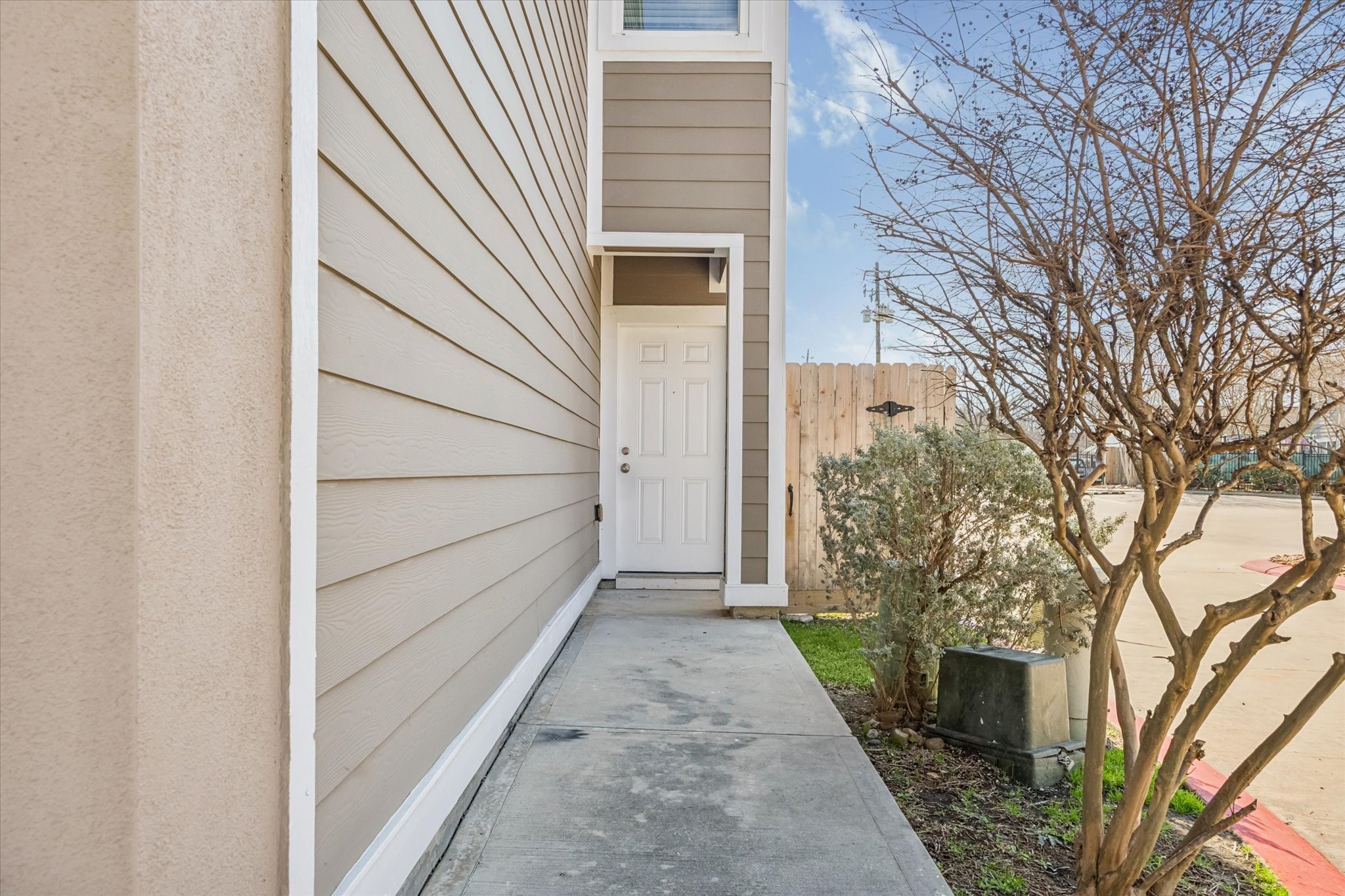 5402 Jonathan Lane Houston, TX 77011 - Photo 31 of 33 Small side yard next to the front door!