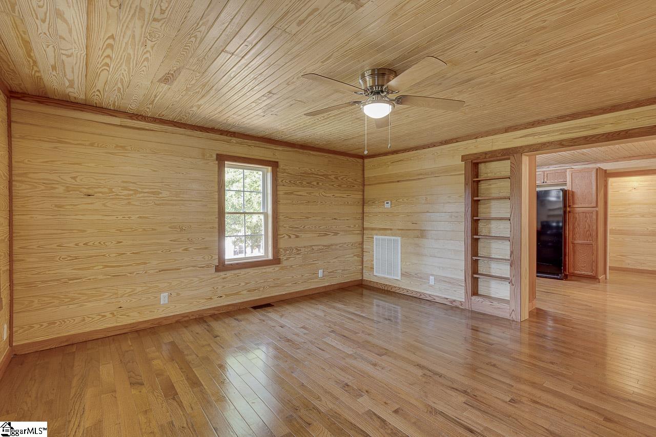 709 Chestnut Ridge Road Marietta, SC 29661 - Photo 4 of 32 Gallery Image 4