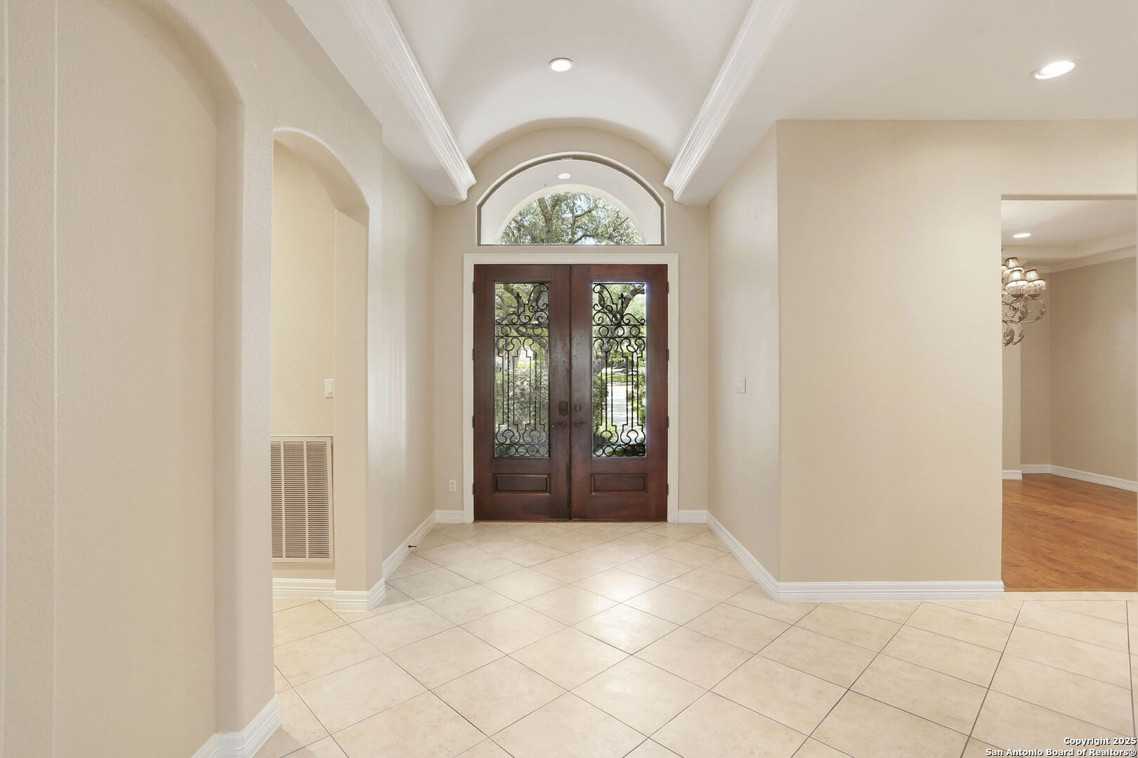 24630 Bogey Ridge San Antonio, TX 78260 - Photo 9 of 50 an empty room with entrance and mirror