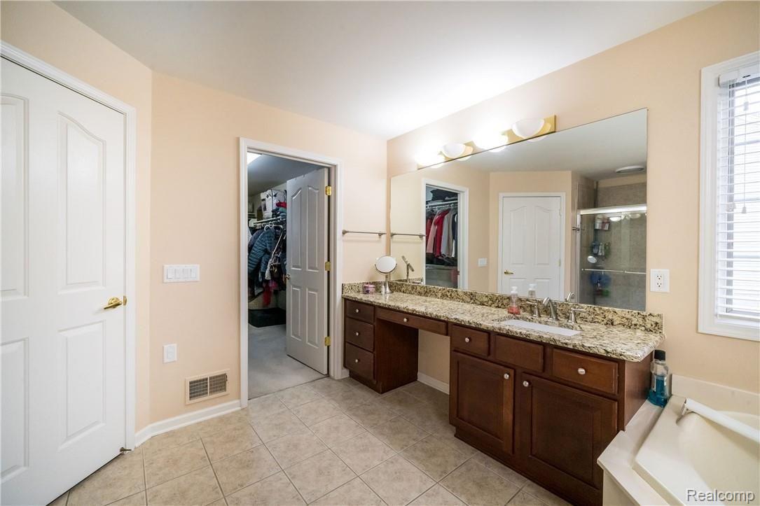 676 Windsong Drive Rochester, MI 48307 - Photo 20 of 38 DSC01359.jpg
