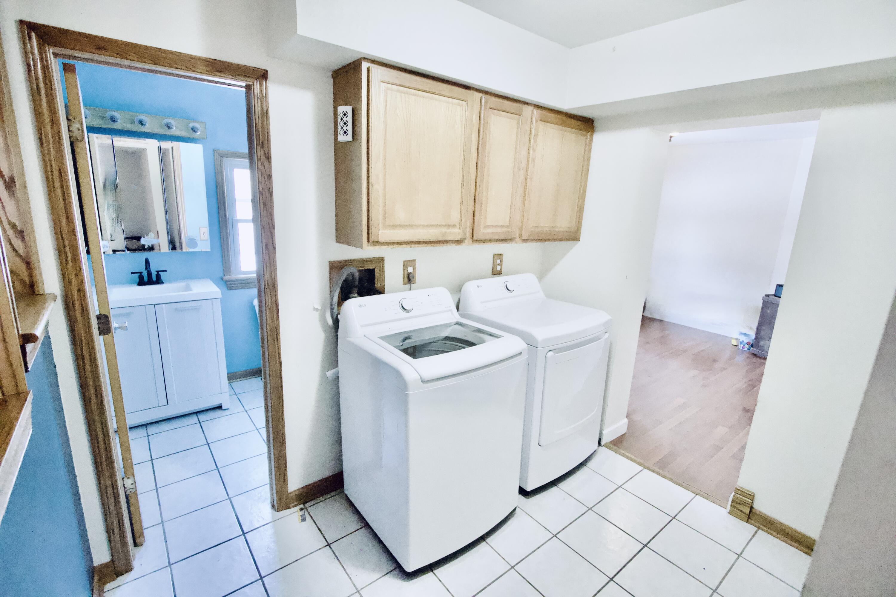 311 South Lapham Peak Road Delafield, WI 53018 - Photo 21 of 30 Laundry Room