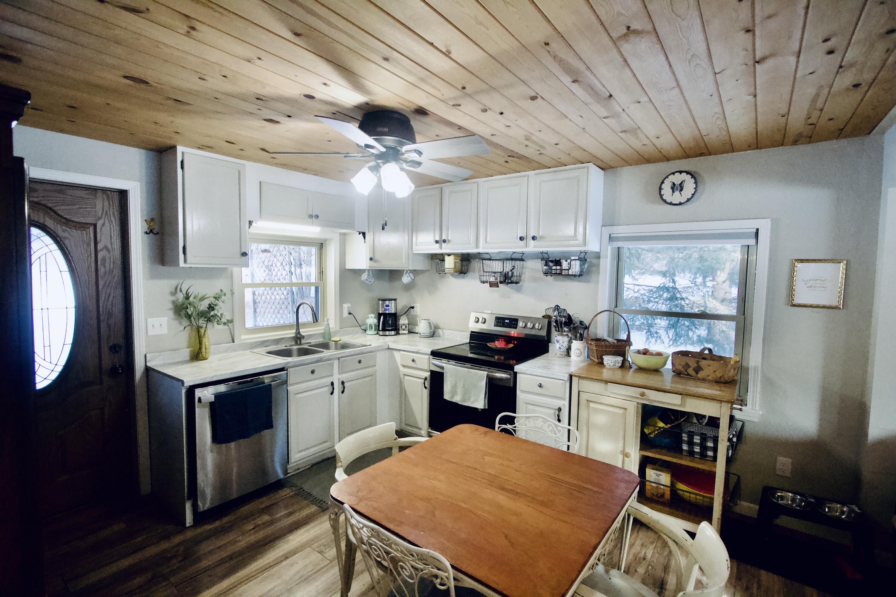 311 South Lapham Peak Road Delafield, WI 53018 - Photo 4 of 30 Kitchen