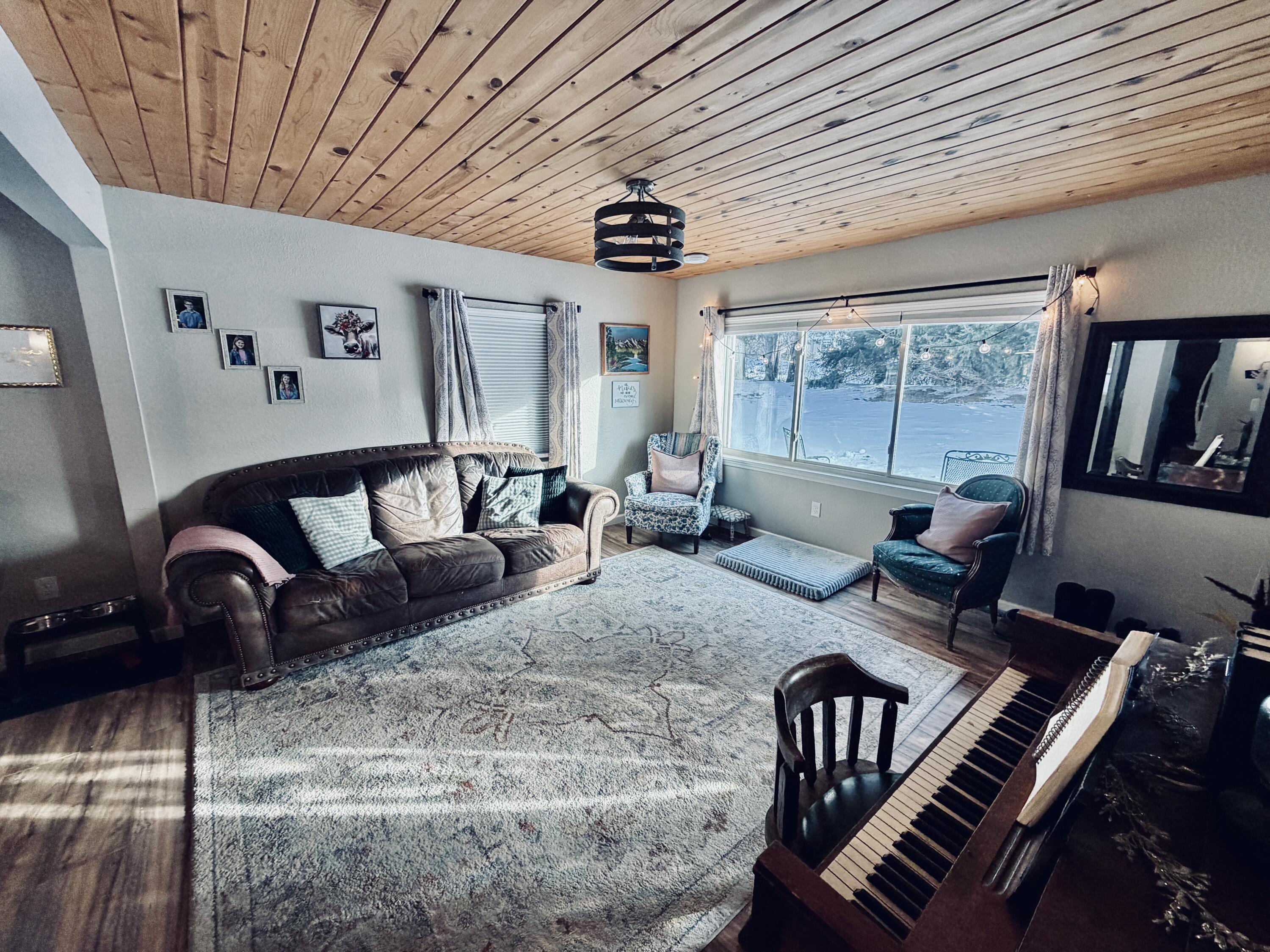 311 South Lapham Peak Road Delafield, WI 53018 - Photo 7 of 30 Living Room