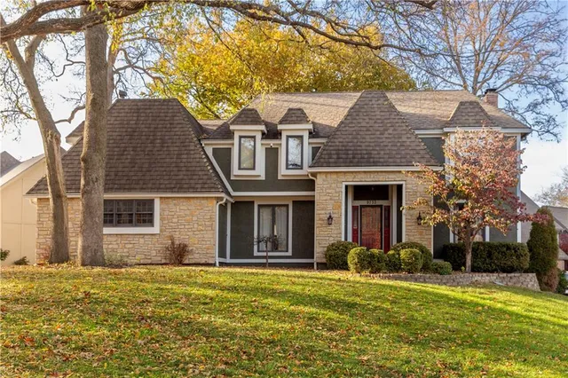 $635,000 | 9732 West 115th Street, Overland Park, KS 66210
