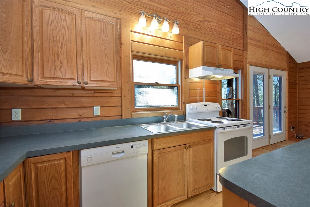 218 Doe Run Purlear, NC 28665 - Photo 8 of 47