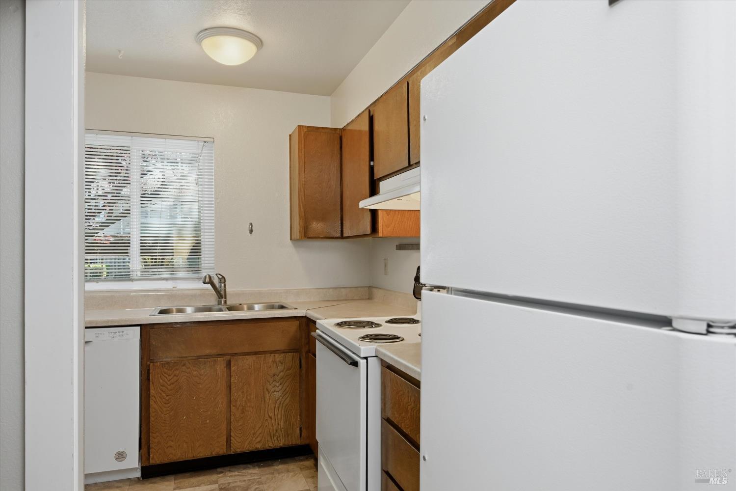 498 Santa Alicia Drive Rohnert Park, CA 94928 - Photo 4 of 18 a kitchen with a sink stove and refrigerator