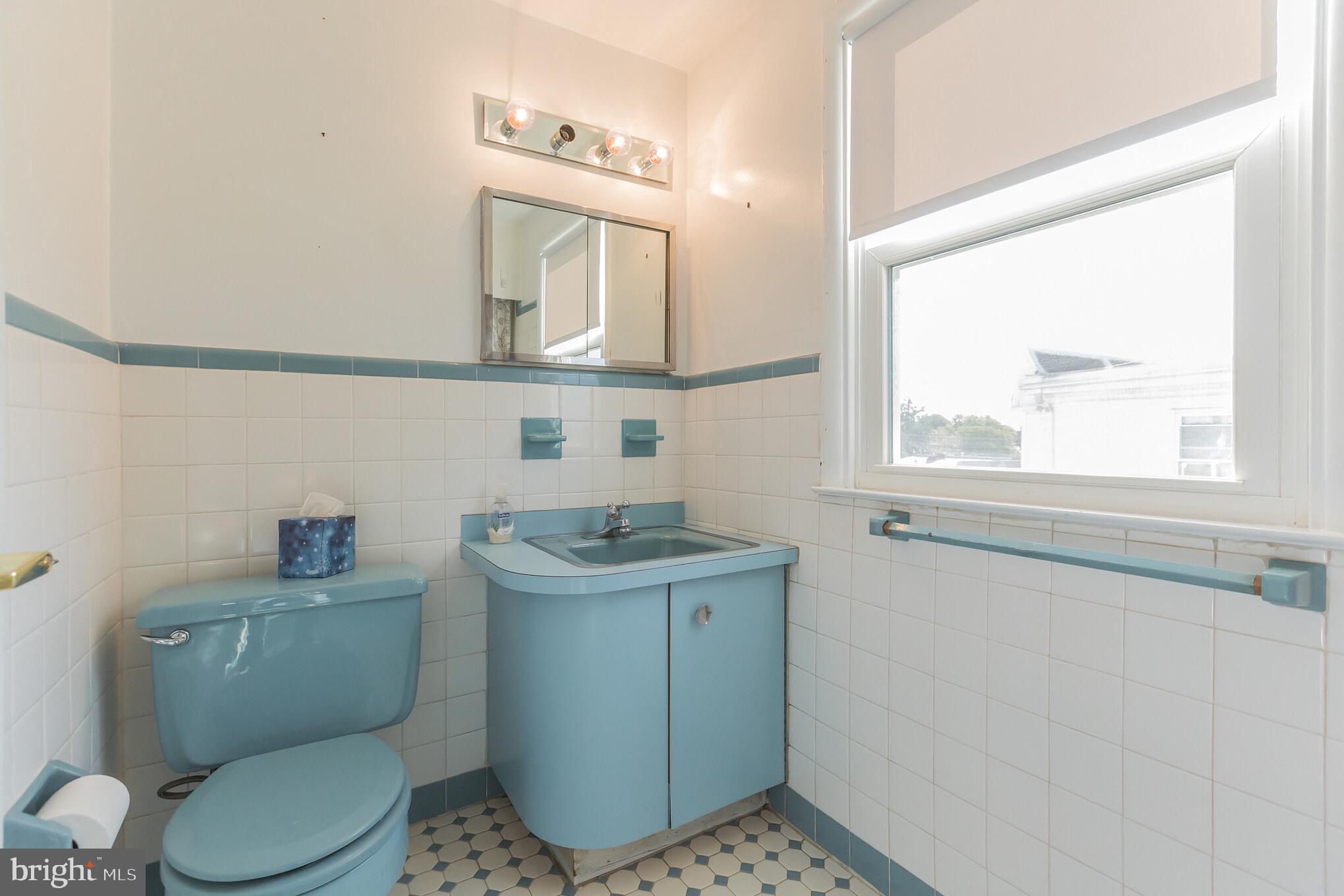 1160 Morefield Road Philadelphia, PA 19115 - Photo 22 of 31 Hallway full bathroom tub/shower combo