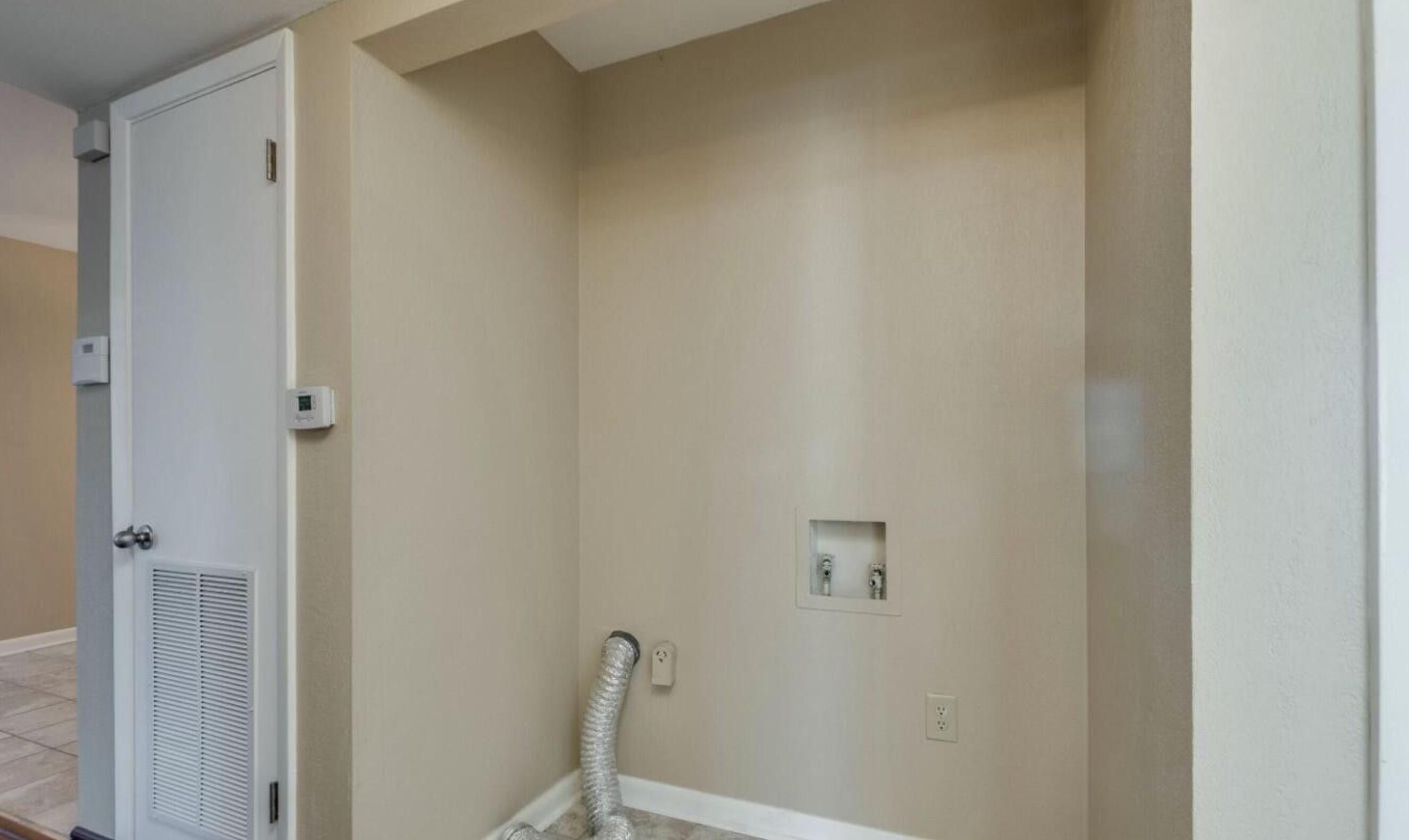 900 Mountain Creek Road, Unit P236 Chattanooga, TN 37405 - Photo 20 of 32 Laundry