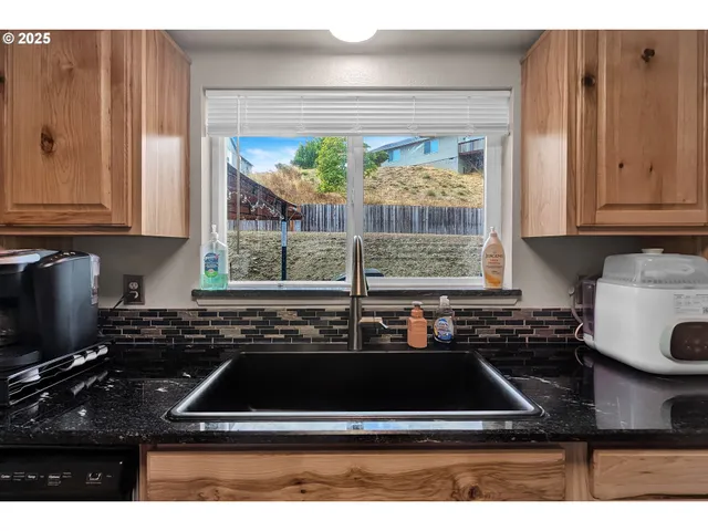 $331,000 | 1300 Rolling Hills Road, Roseburg, OR 97471