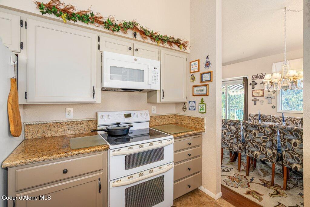 2912 East Fernan Hill Road Coeur D'Alene, ID 83814 - Photo 4 of 21 Kitchen