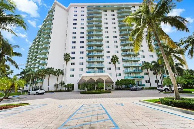 $3,800 | 19380 Collins Avenue, Unit 1602, Sunny Isles Beach, FL 33160