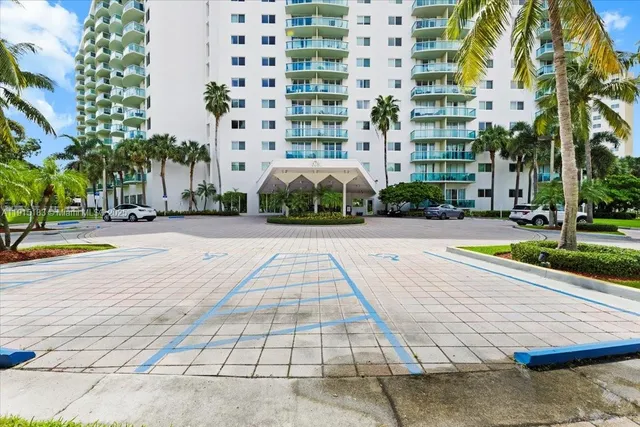 $3,800 | 19380 Collins Avenue, Unit 1602, Sunny Isles Beach, FL 33160