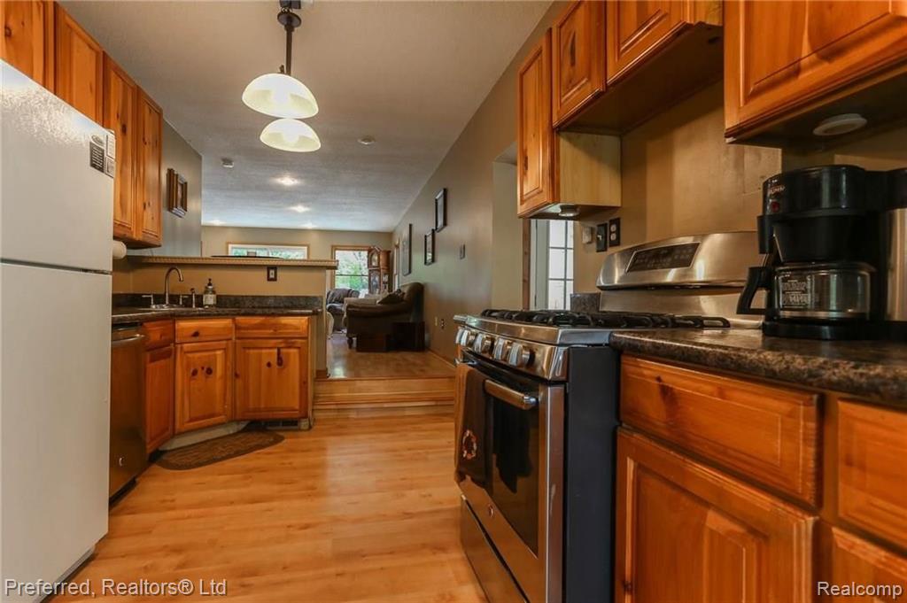 16870 Renton Road Belleville, MI 48111 - Photo 6 of 41