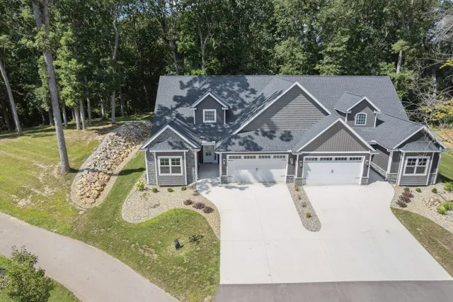 $707,566 | 1136 Lochaven Circle, Hillsdale, MI 49242